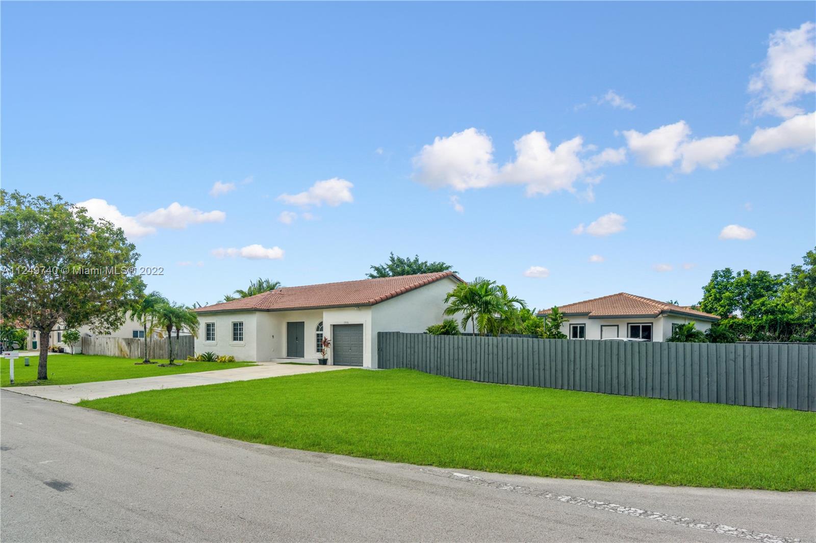 ESTATE MANSIONS - Residential Lease