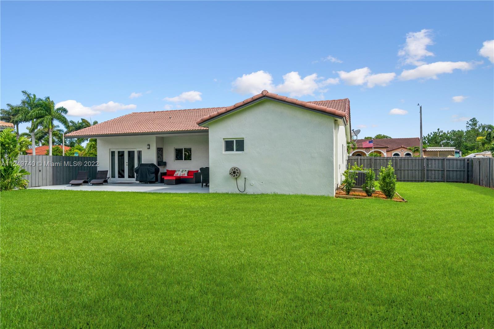 ESTATE MANSIONS - Residential Lease