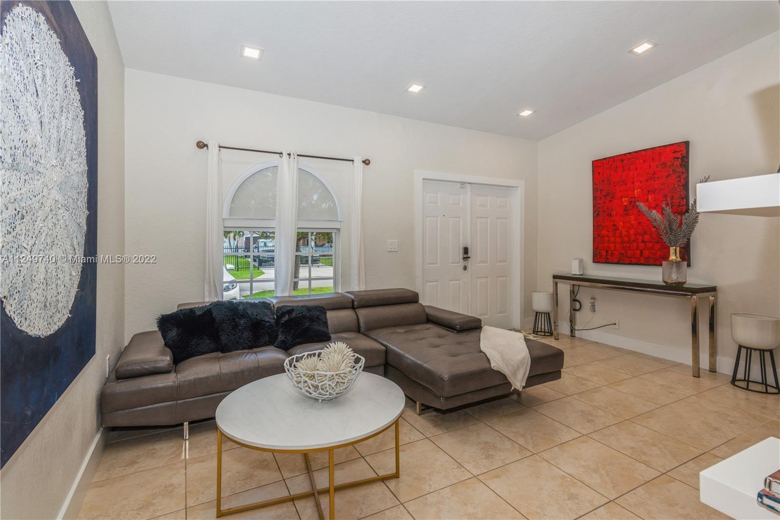 ESTATE MANSIONS - Residential Lease