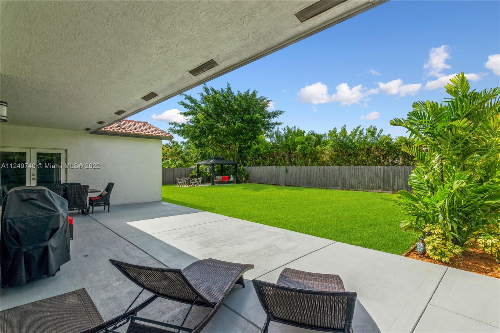ESTATE MANSIONS - Residential Lease