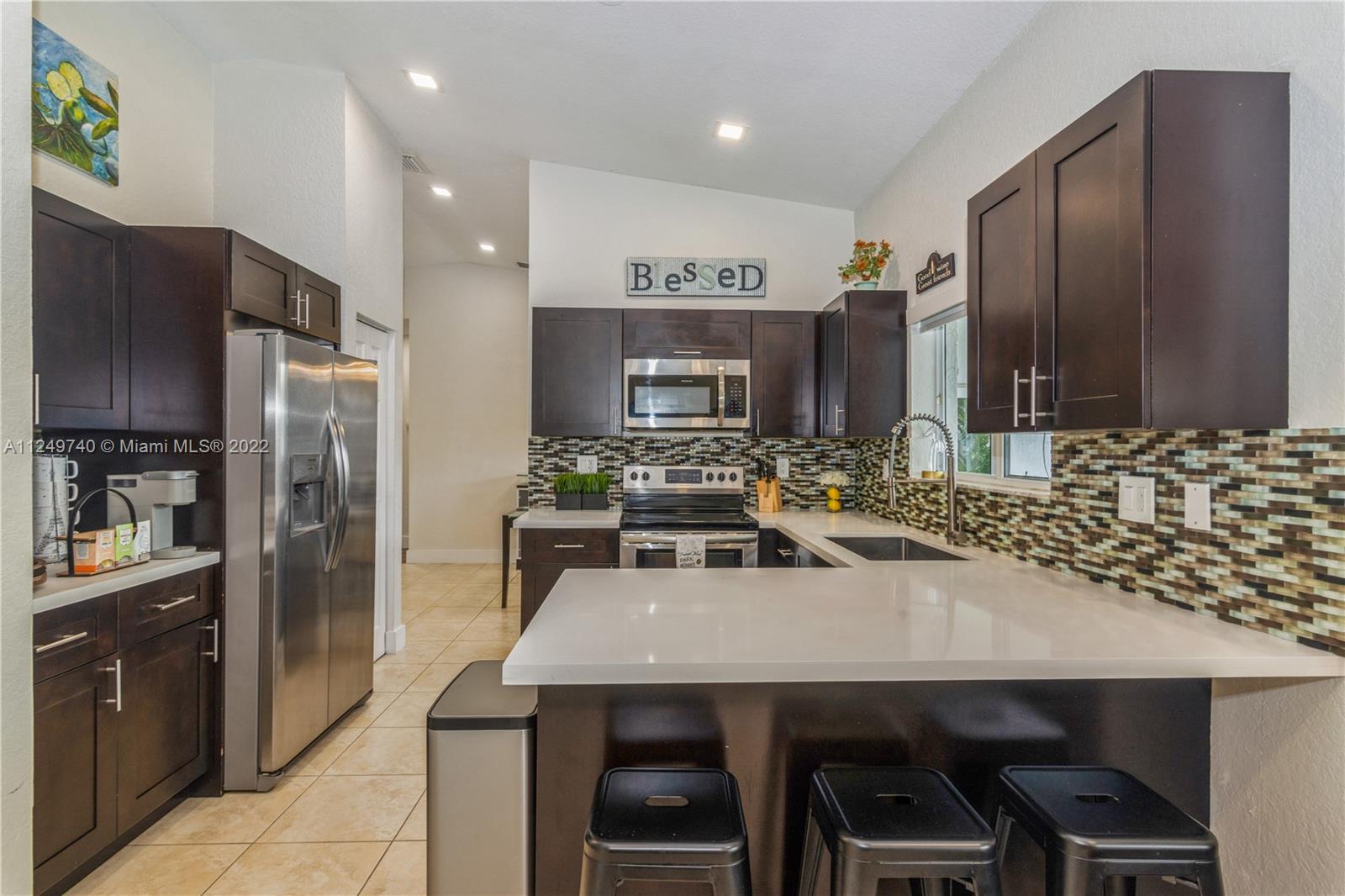 ESTATE MANSIONS - Residential Lease
