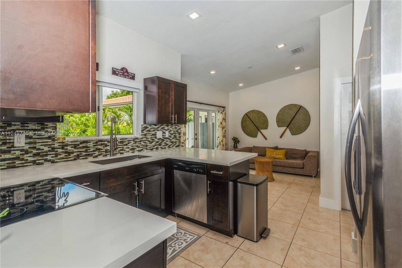 ESTATE MANSIONS - Residential Lease