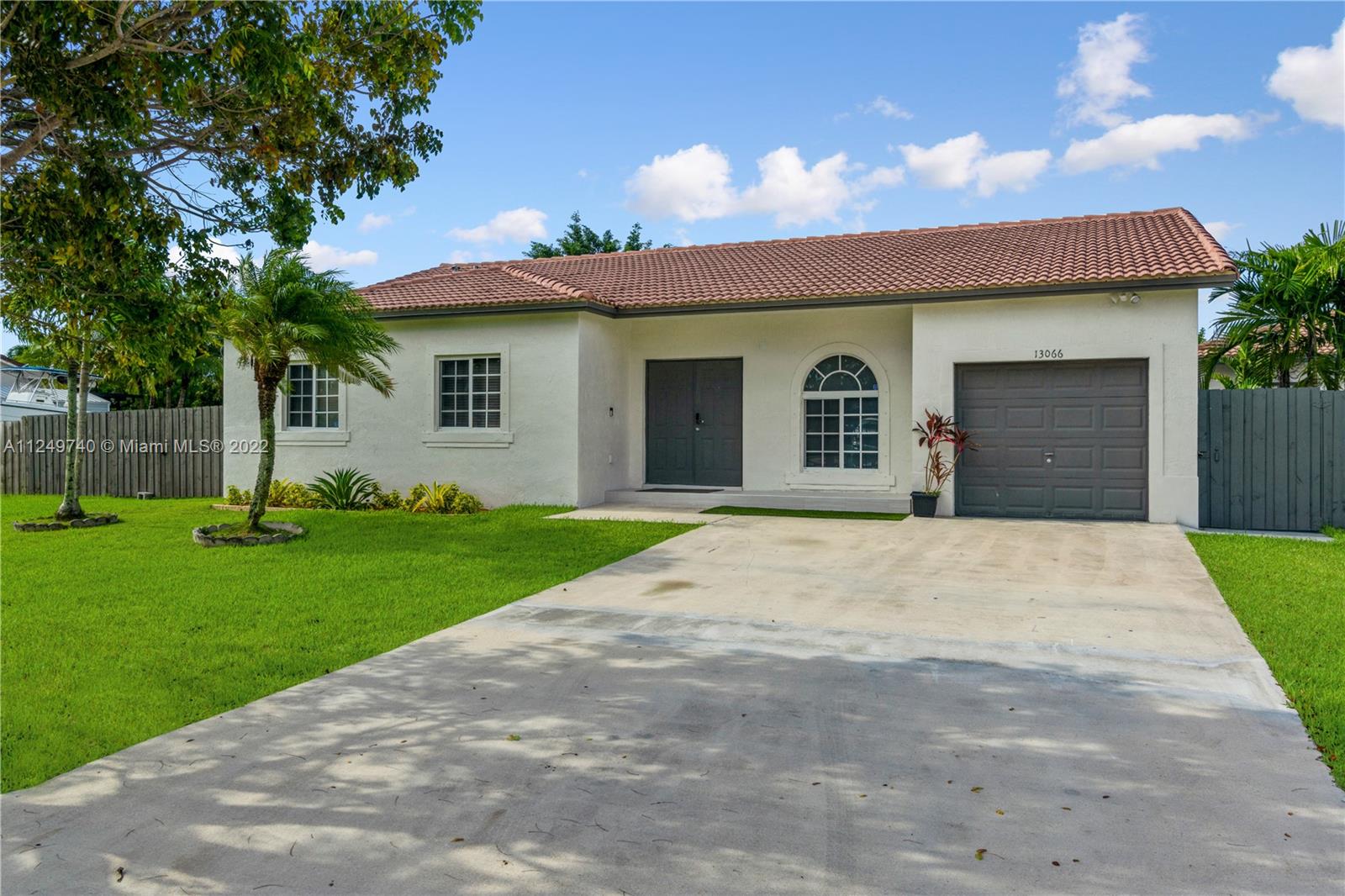 ESTATE MANSIONS - Residential Lease