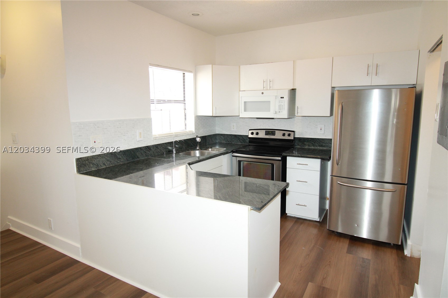 PEPPERTREE ON THE PARK CO - Residential Lease