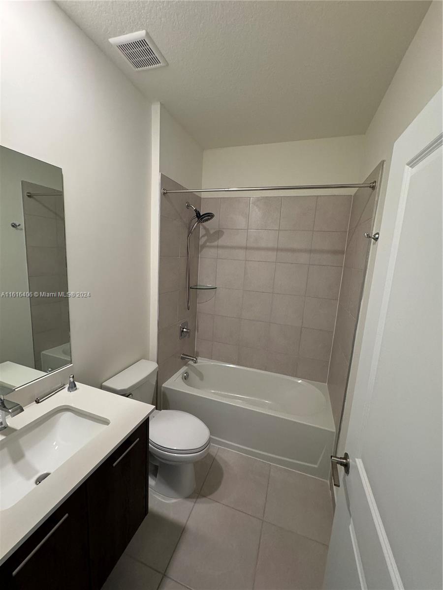 DOWNTOWN DORAL SOUTH PHAS - Residential Lease