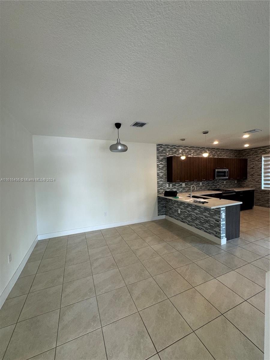 DOWNTOWN DORAL SOUTH PHAS - Residential Lease