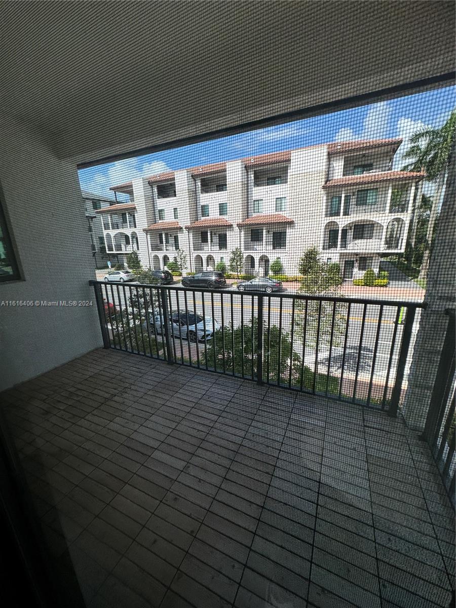 DOWNTOWN DORAL SOUTH PHAS - Residential Lease