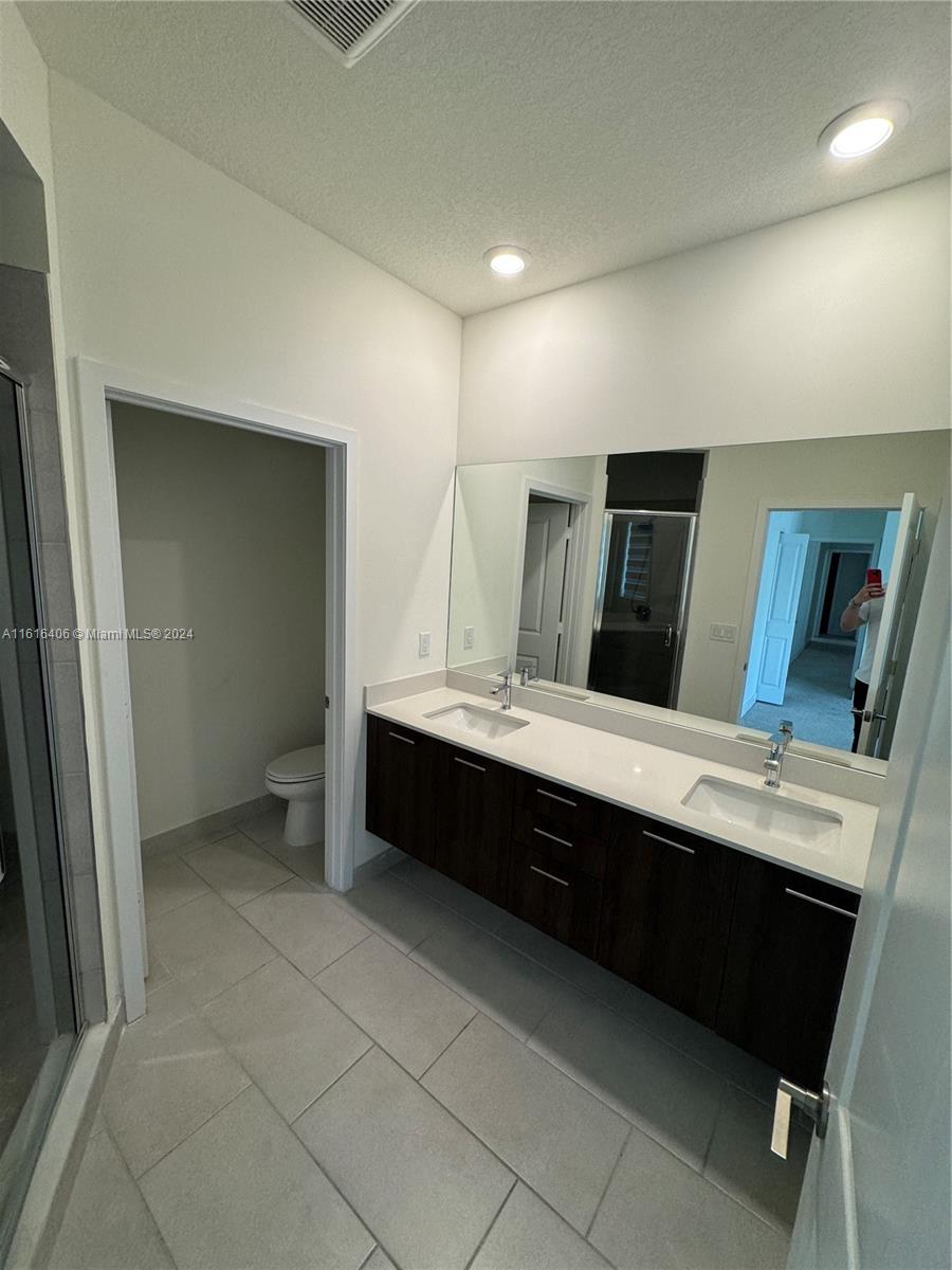 DOWNTOWN DORAL SOUTH PHAS - Residential Lease