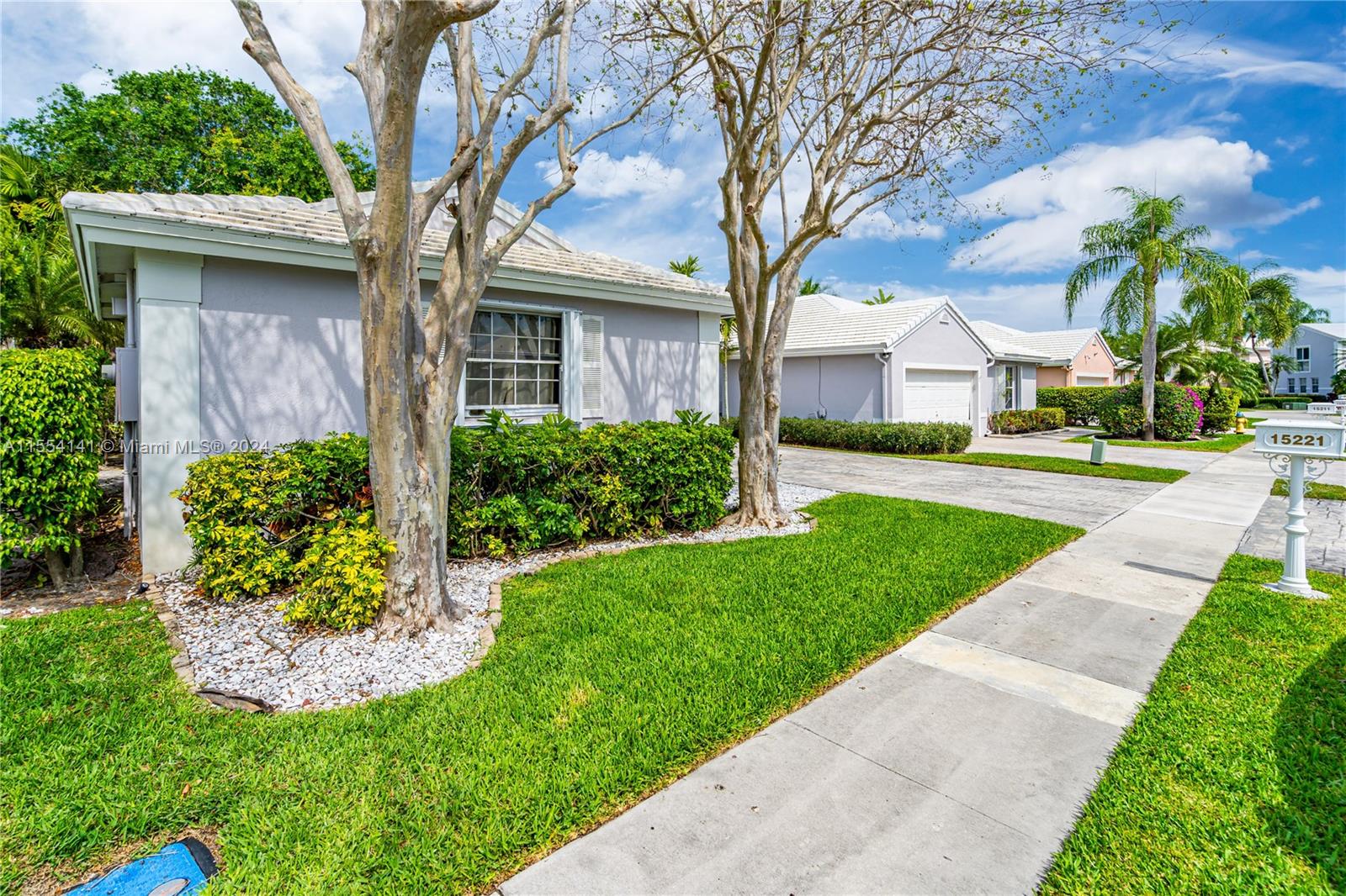 HOLLYWOOD LAKES COUNTRY C - Residential