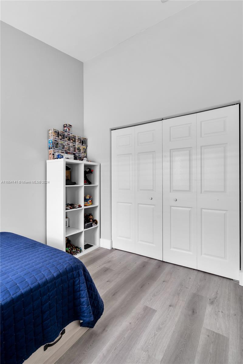 HOLLYWOOD LAKES COUNTRY C - Residential