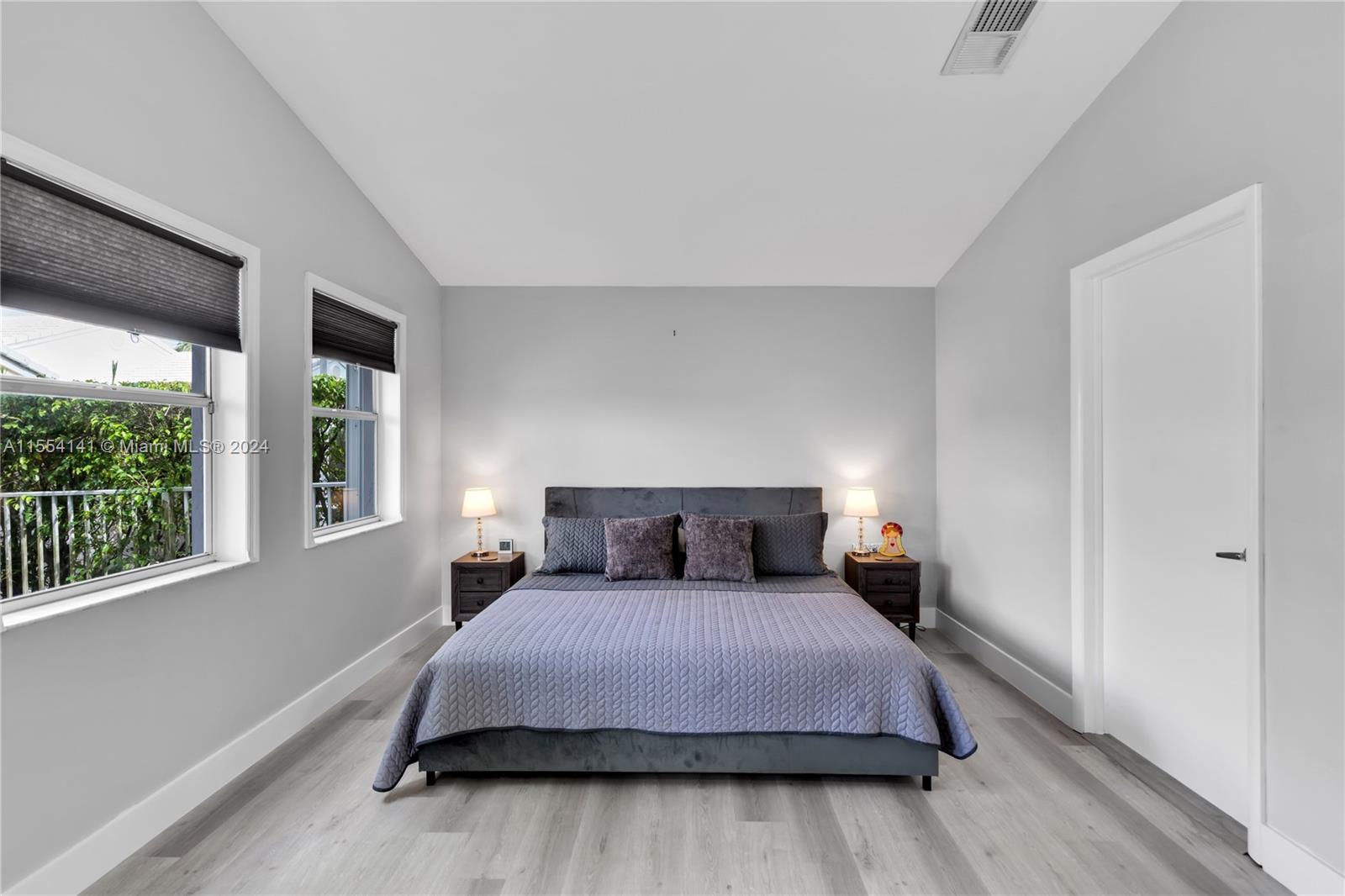 HOLLYWOOD LAKES COUNTRY C - Residential