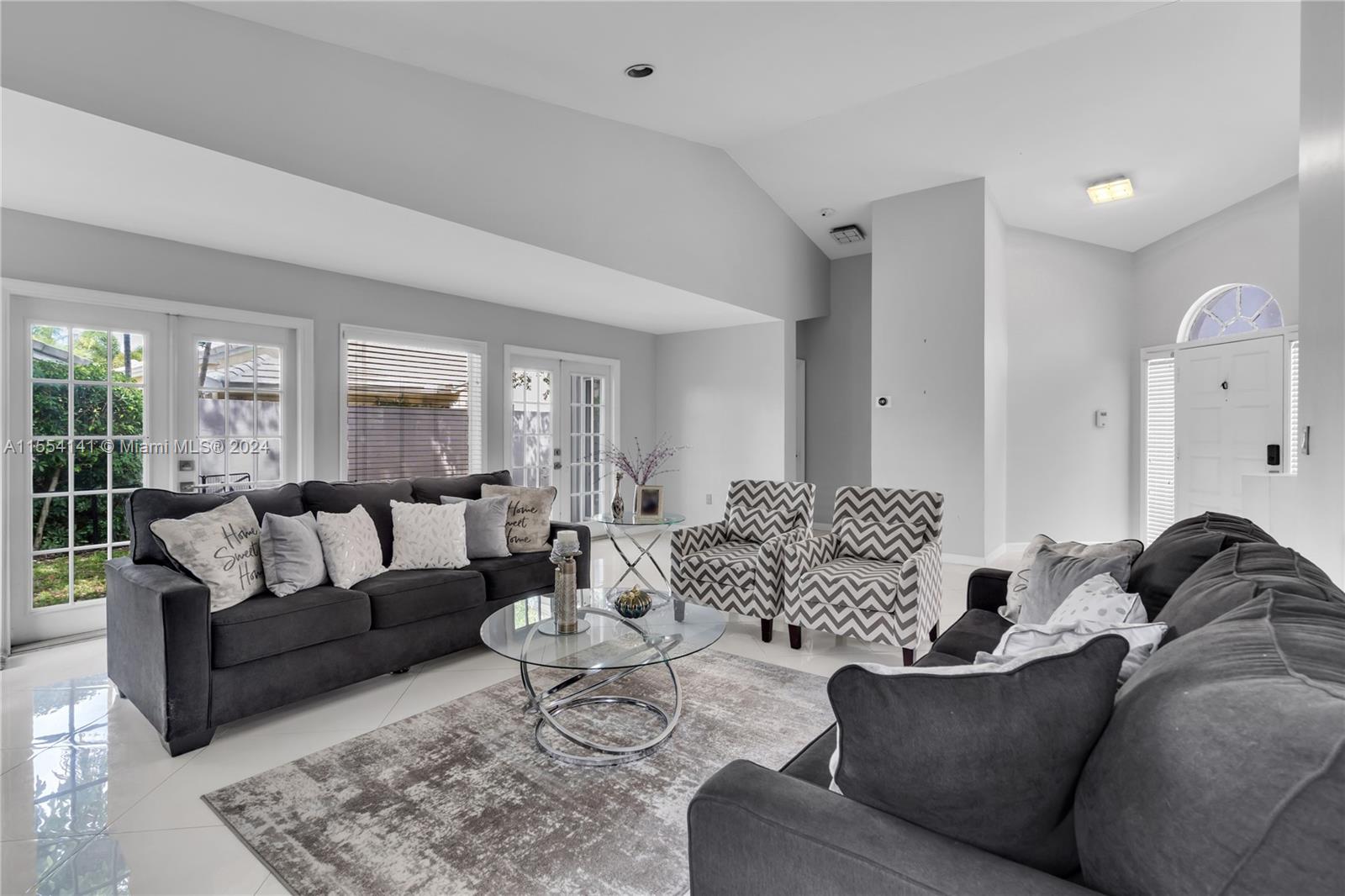 HOLLYWOOD LAKES COUNTRY C - Residential
