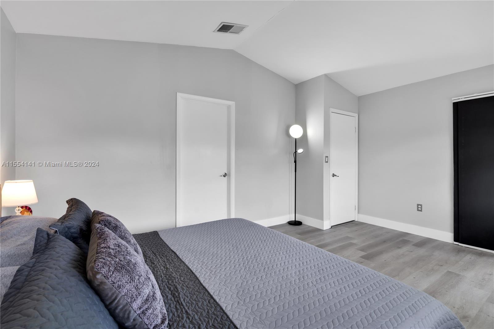 HOLLYWOOD LAKES COUNTRY C - Residential