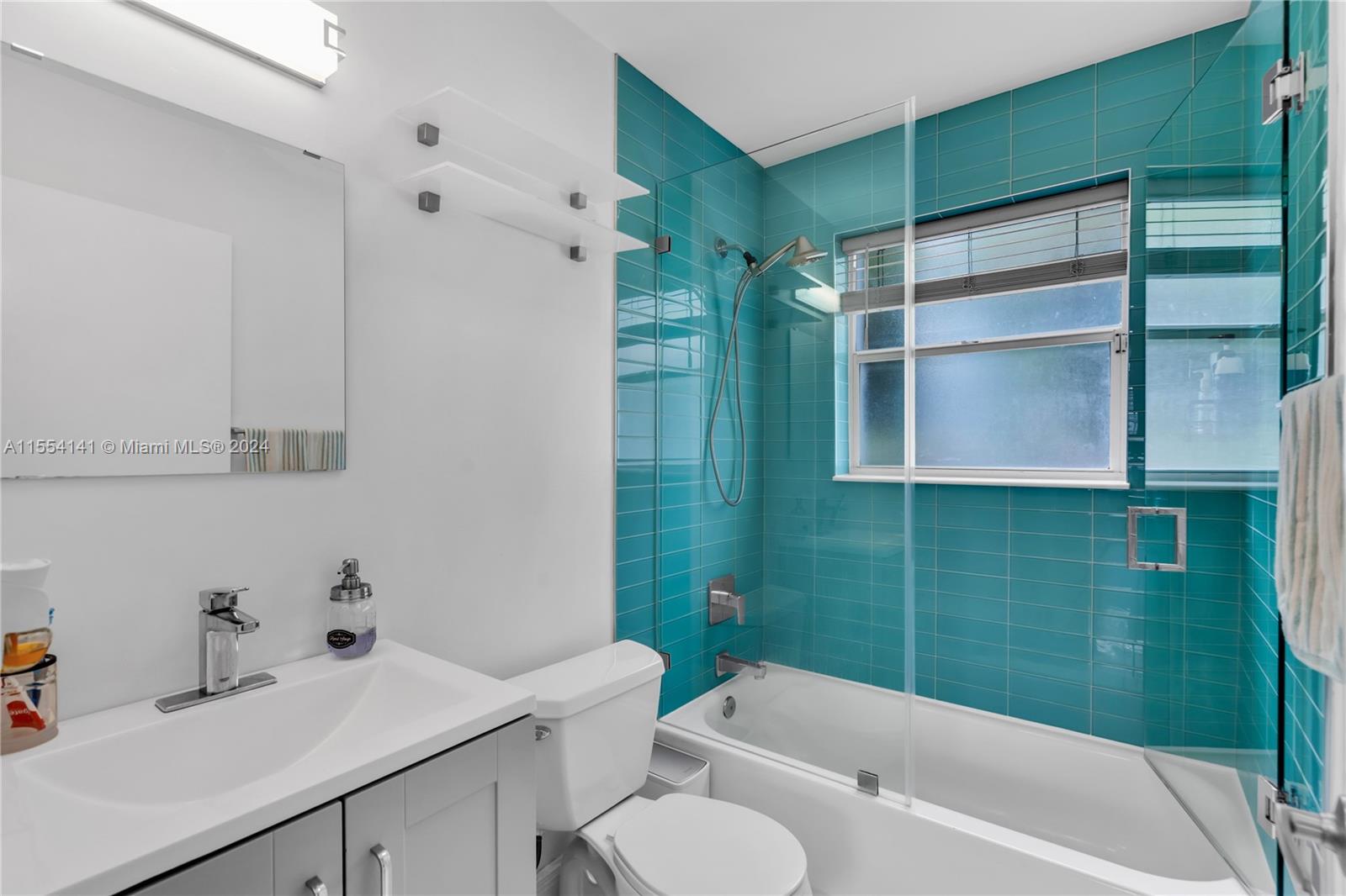 HOLLYWOOD LAKES COUNTRY C - Residential