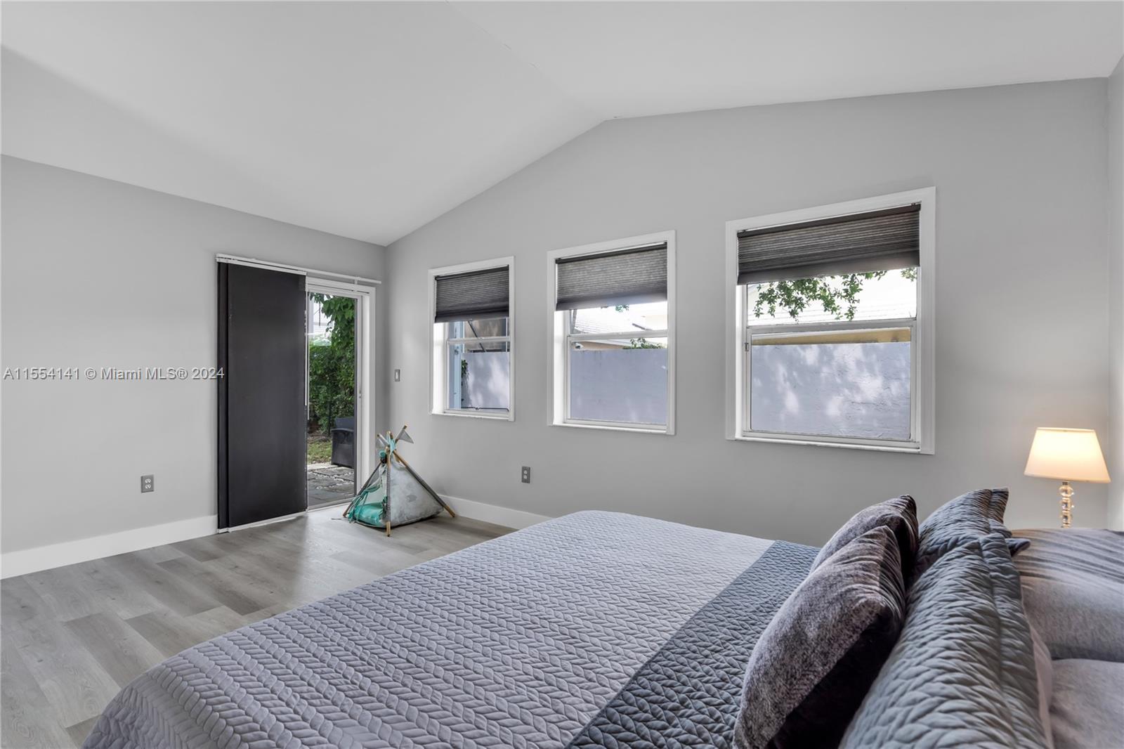 HOLLYWOOD LAKES COUNTRY C - Residential