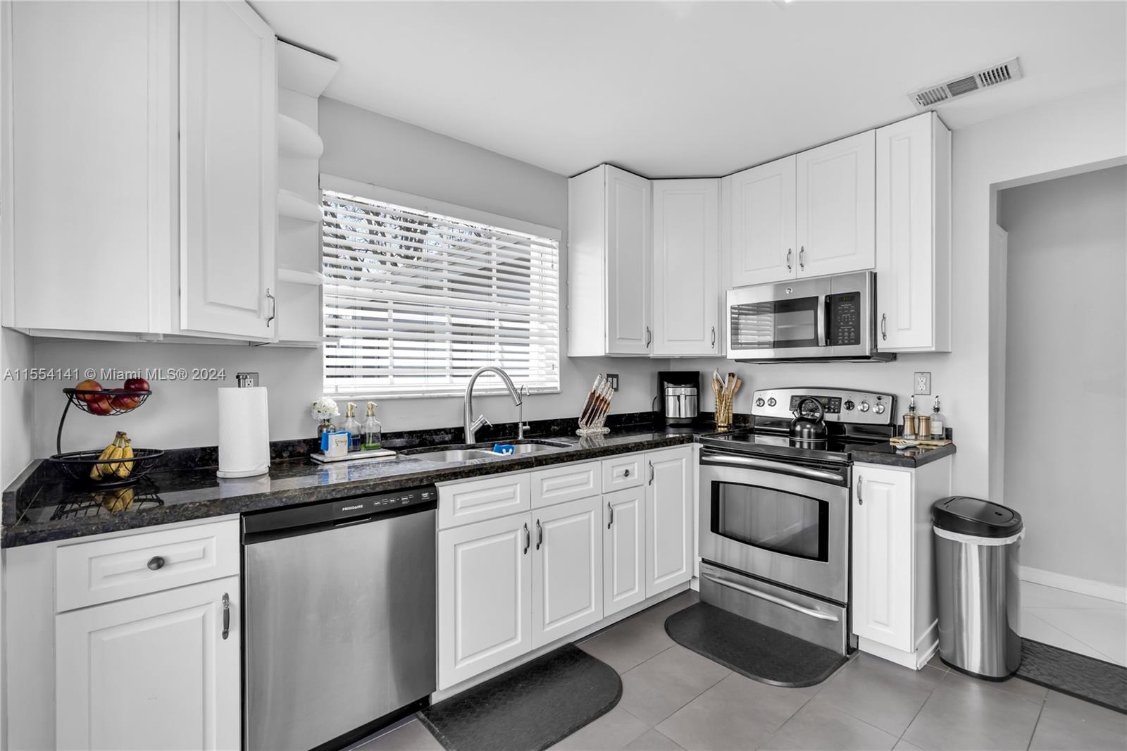 HOLLYWOOD LAKES COUNTRY C - Residential