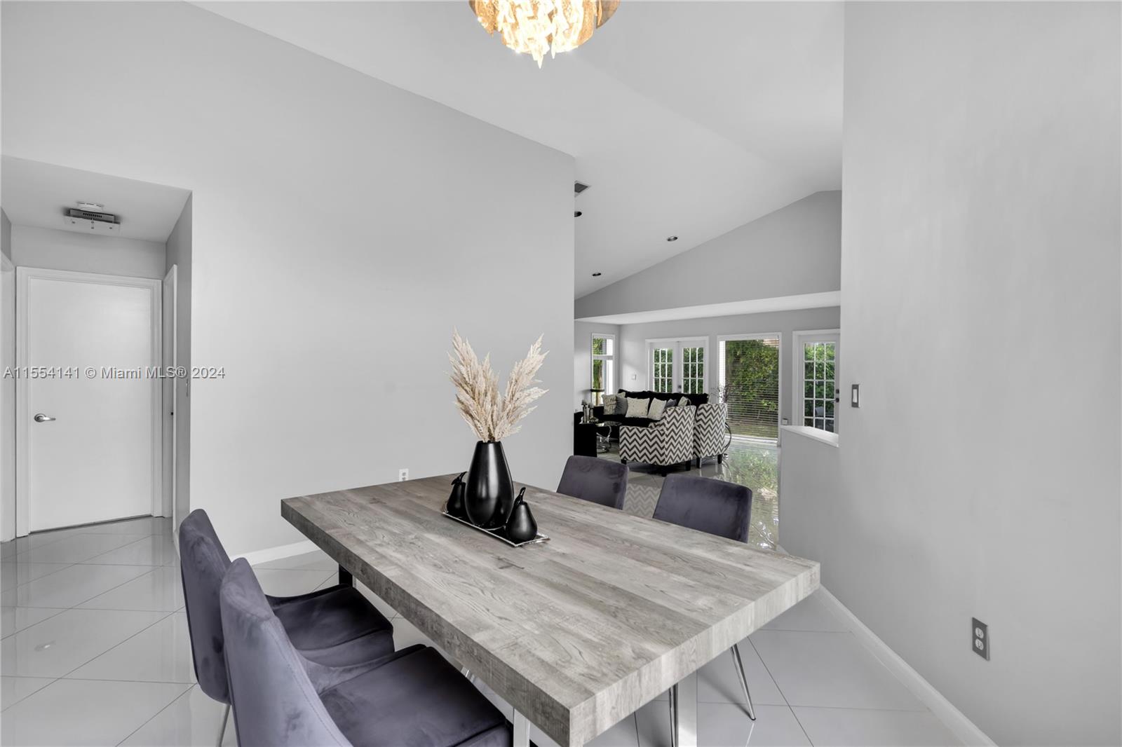 HOLLYWOOD LAKES COUNTRY C - Residential
