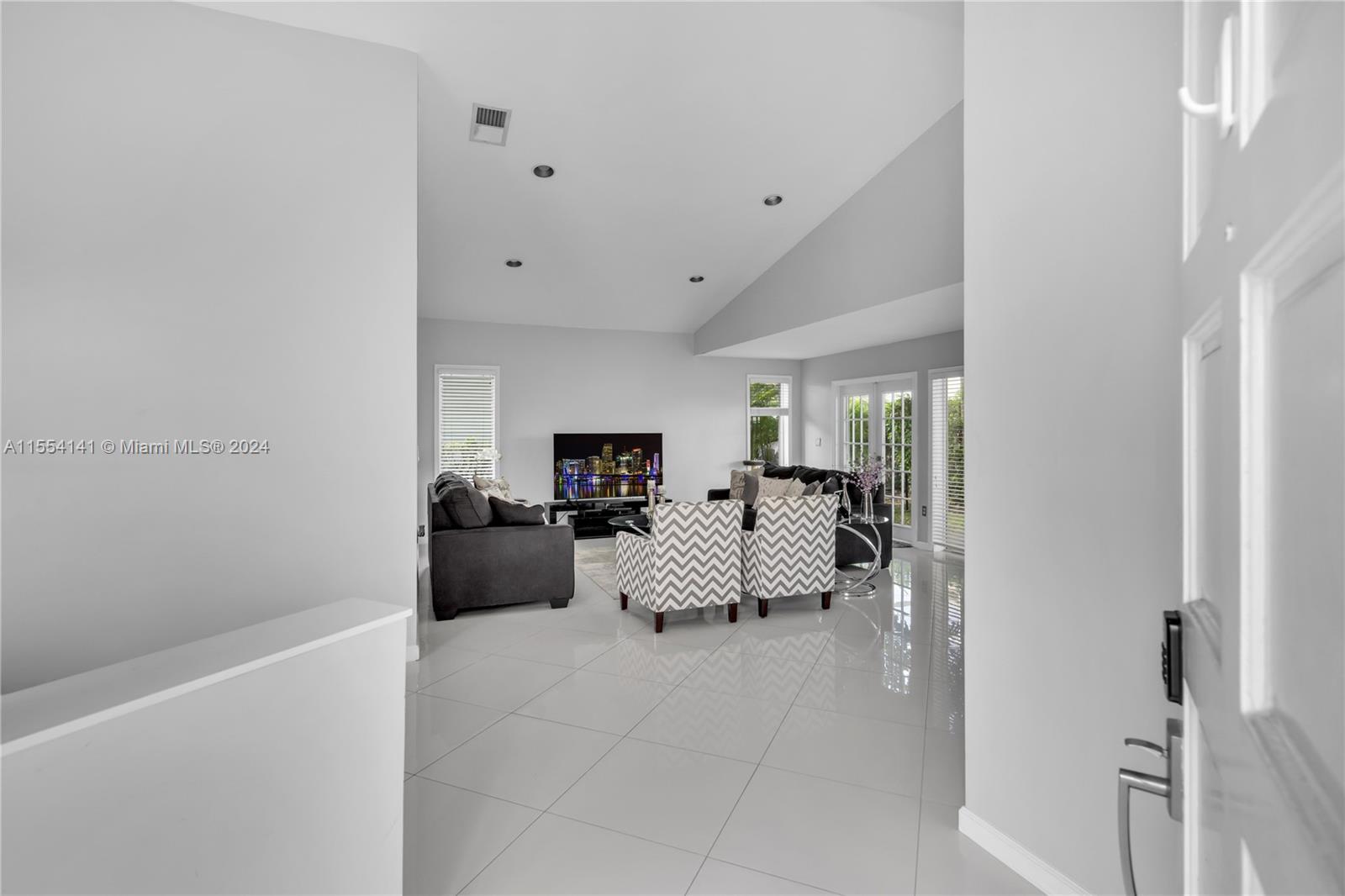 HOLLYWOOD LAKES COUNTRY C - Residential