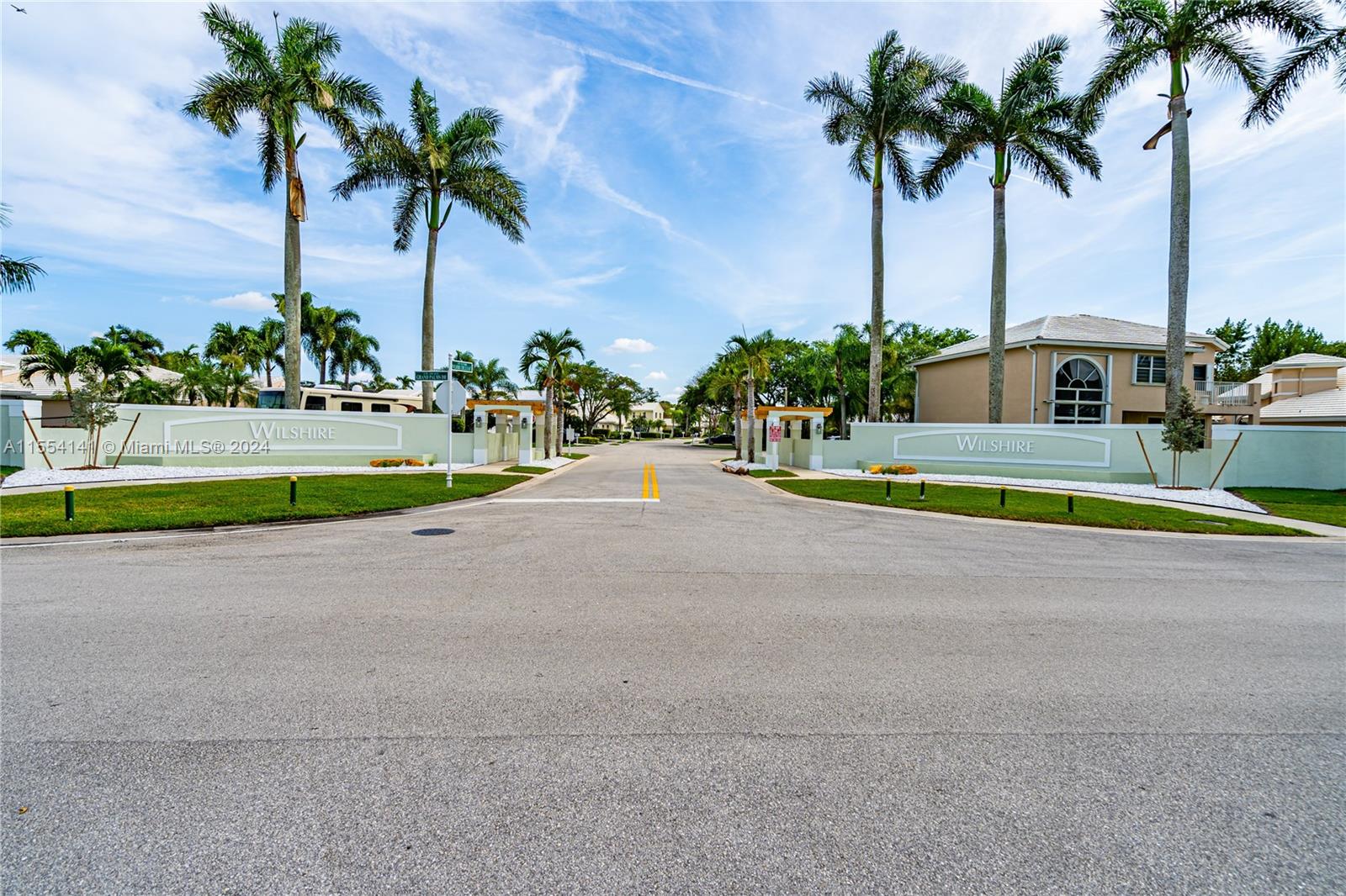 HOLLYWOOD LAKES COUNTRY C - Residential