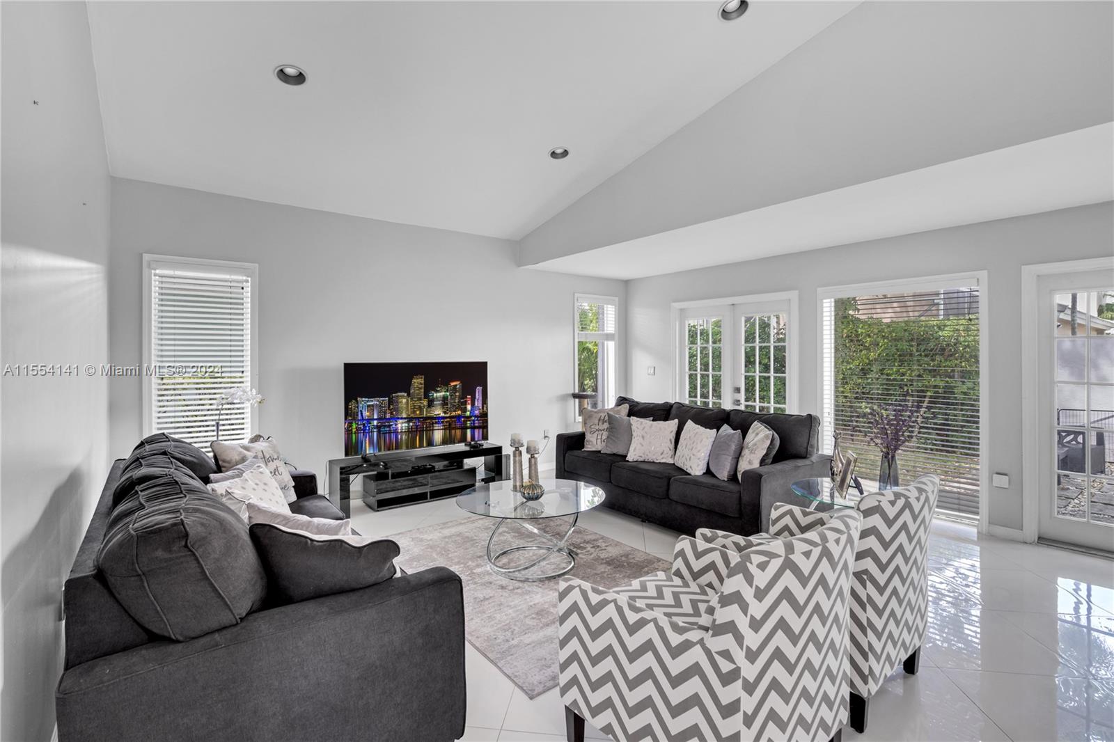 HOLLYWOOD LAKES COUNTRY C - Residential