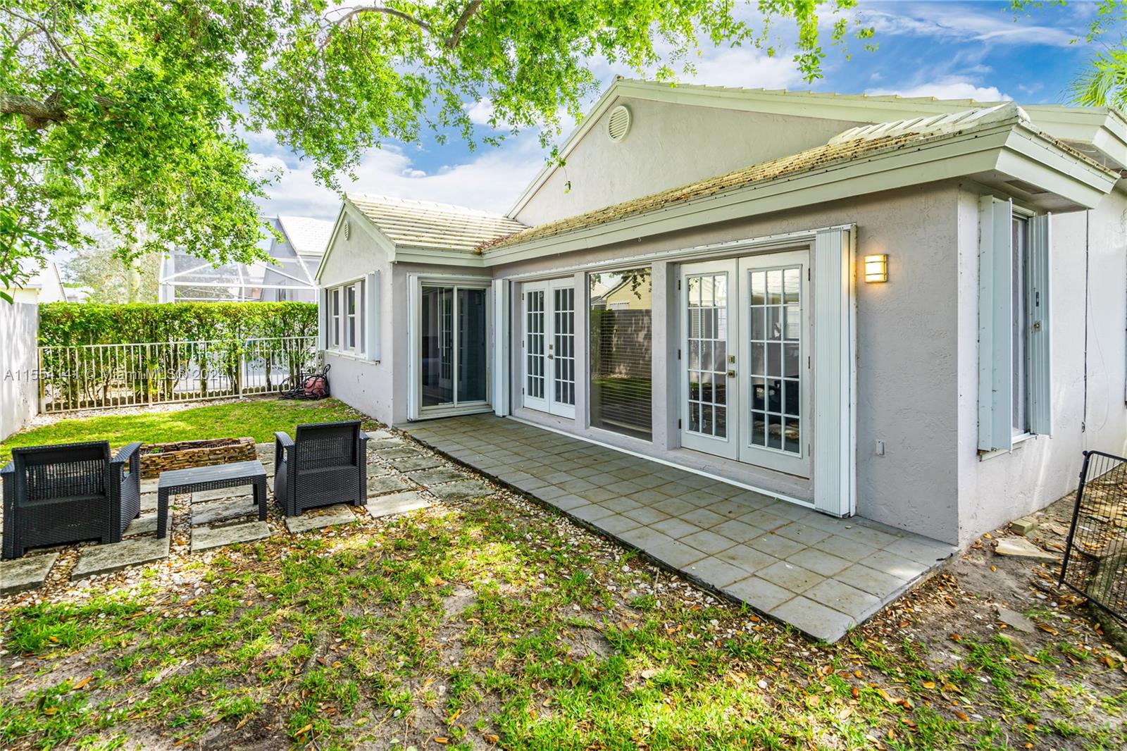 HOLLYWOOD LAKES COUNTRY C - Residential
