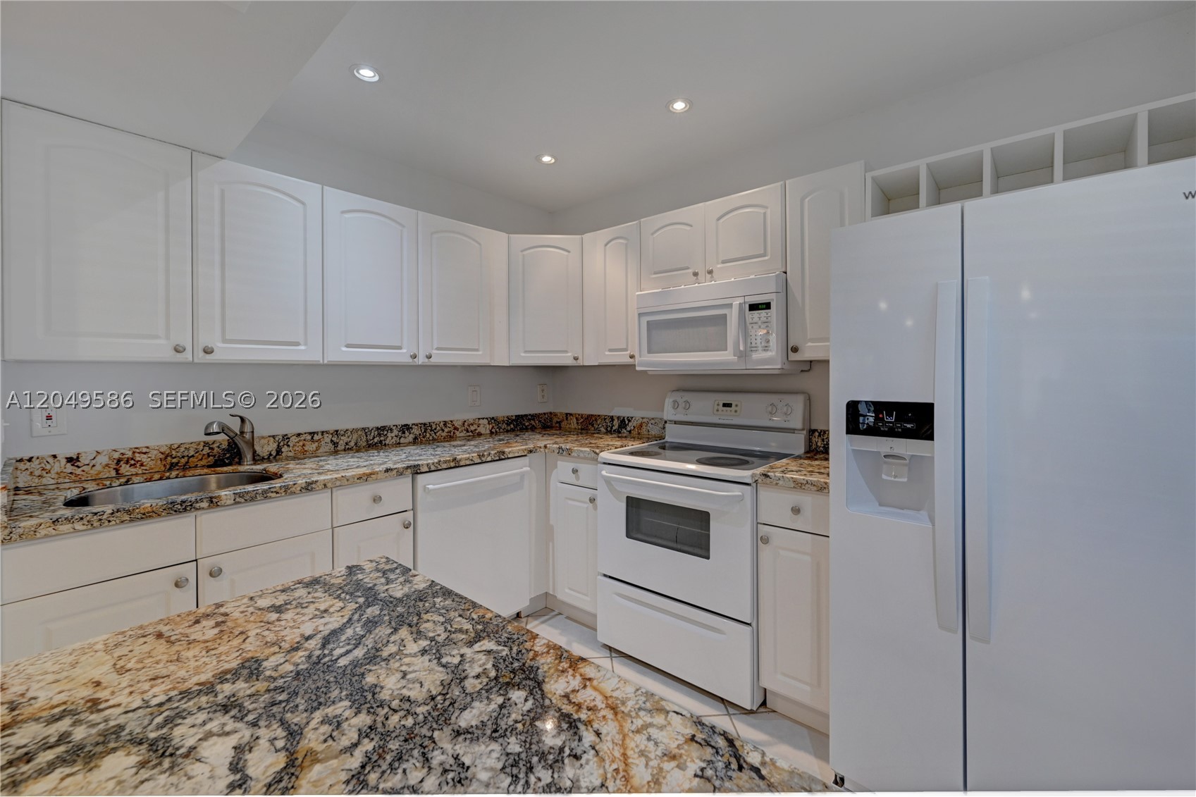 QUATRAINE AT JACARANDA GA - Residential