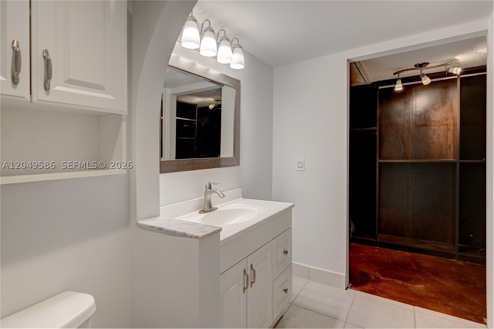 QUATRAINE AT JACARANDA GA - Residential