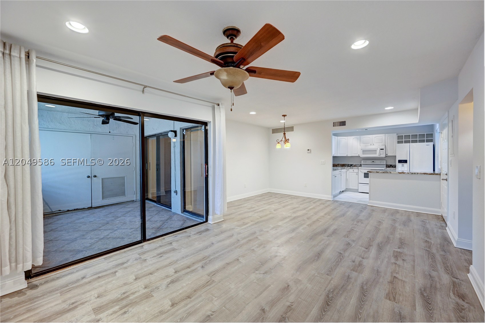 QUATRAINE AT JACARANDA GA - Residential