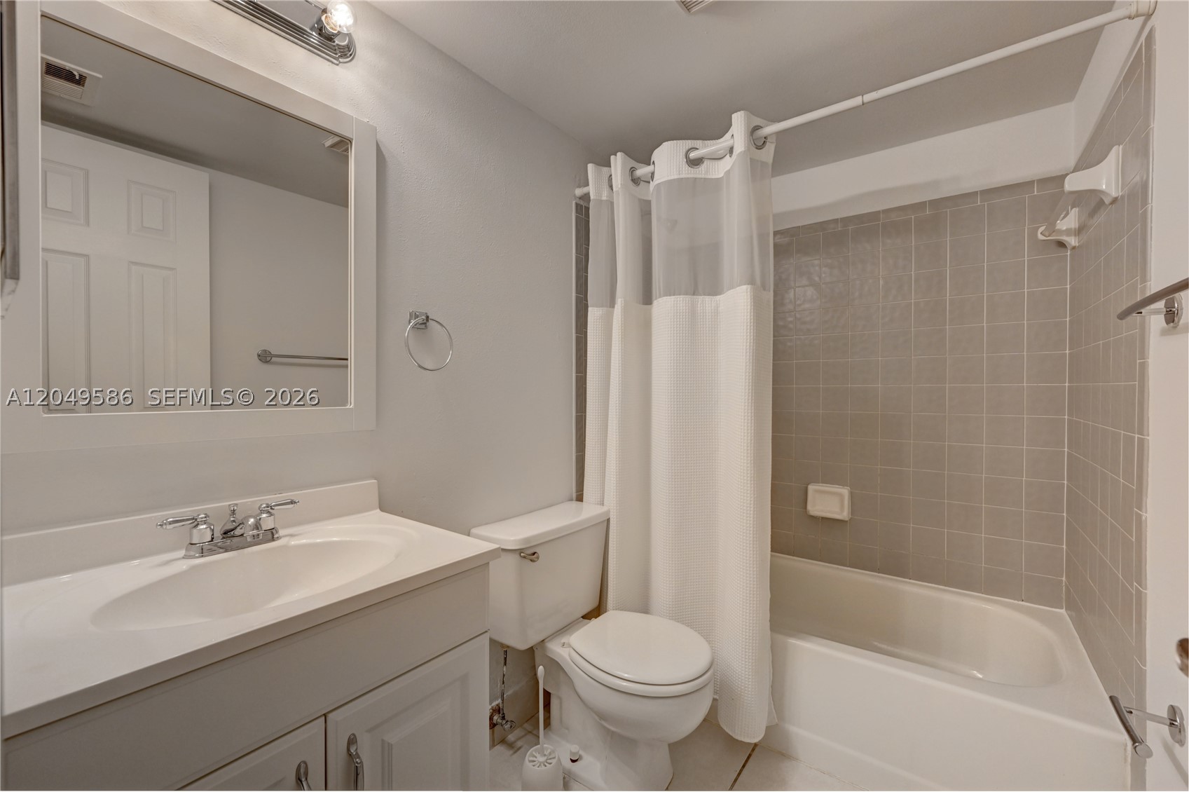 QUATRAINE AT JACARANDA GA - Residential
