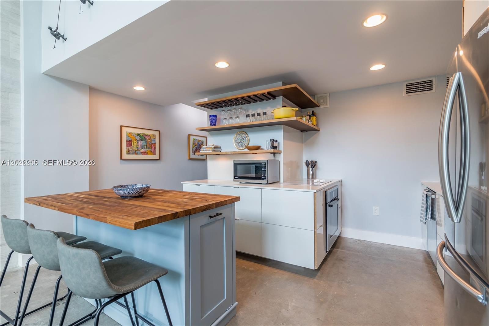 ABSOLUT CONDO - Residential Lease