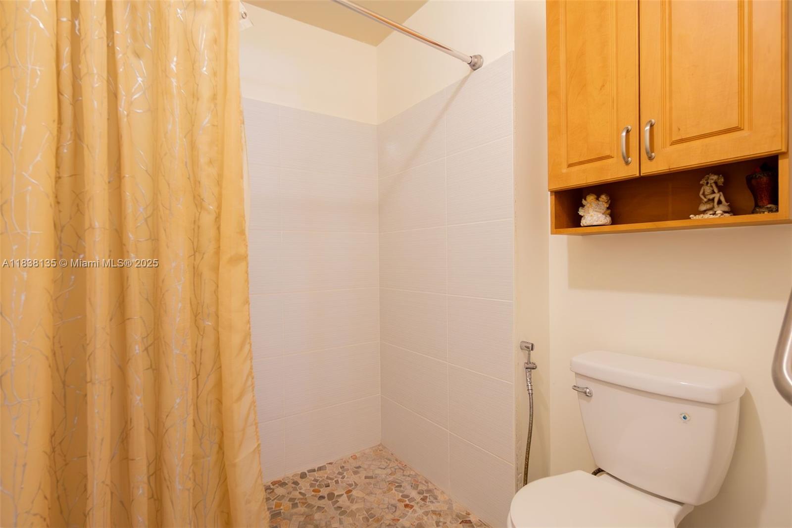 WHISPER WALK SEC C CONDO - Residential