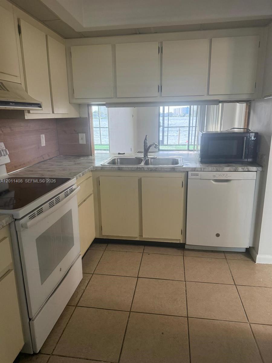 LAKE EMERALD CONDOMINIUM - Residential