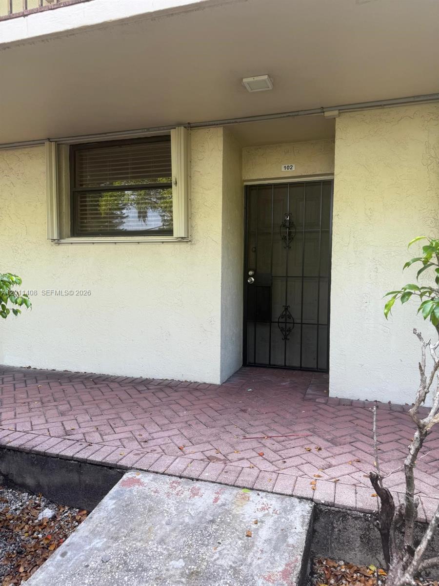 Lake Emerald condo offers 2 Bedroom, 2 Baths, beautiful lake view/access, great location, has a pool, assigned parking, Motivated seller. Easy to show on lockbox, vacant. There's an assessment for 27 years started January 24' ($454.46) great potential for investors.