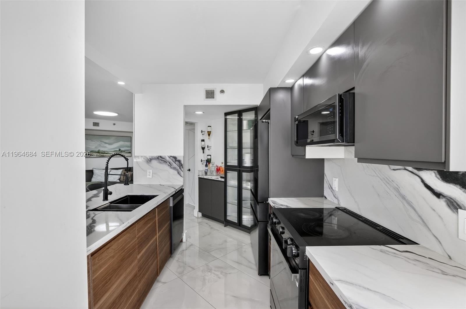 1000 ISL BLVD WILLIAMS IS - Residential