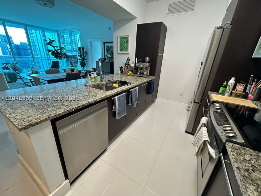 THE PLAZA 901 BRICKELL CO - Residential Lease