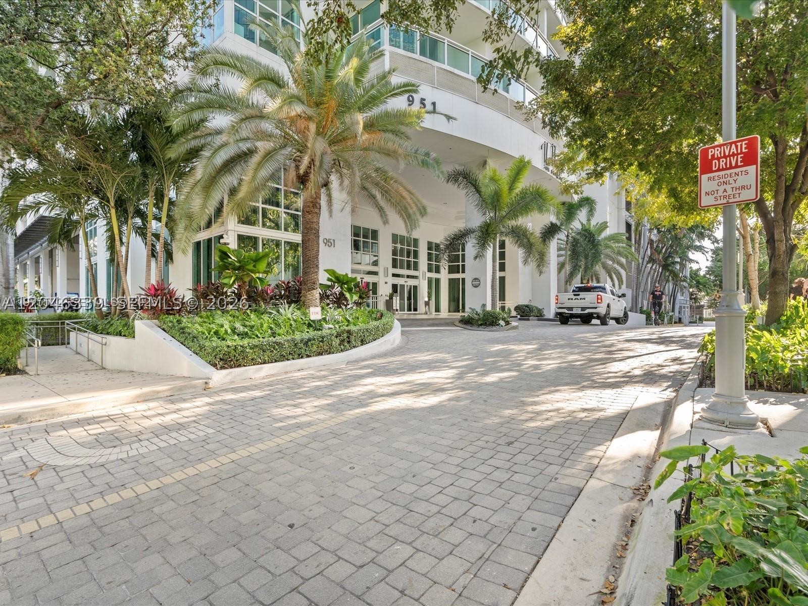 THE PLAZA 901 BRICKELL CO - Residential Lease