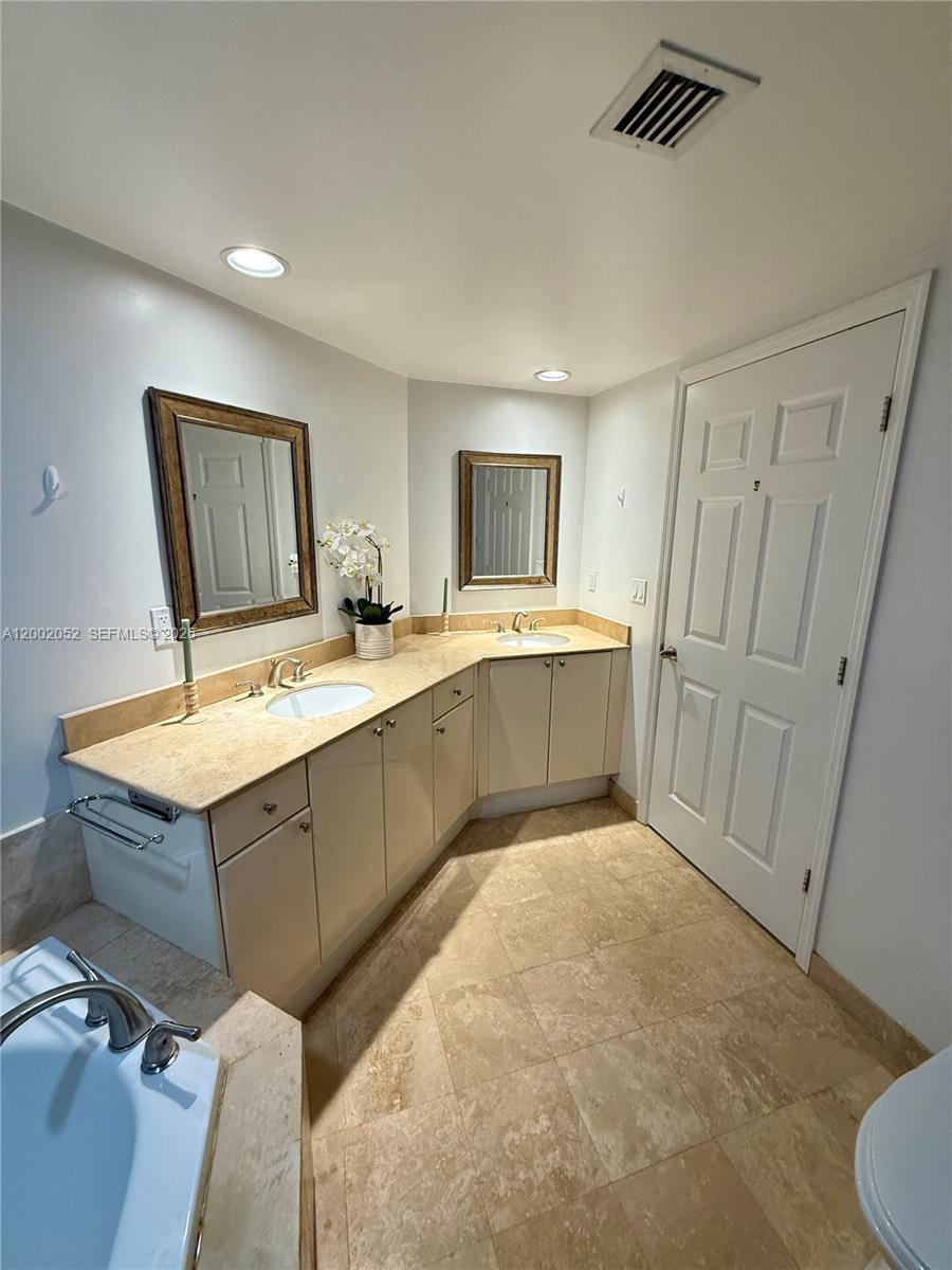 DUO CONDOMINIUM WEST - Residential