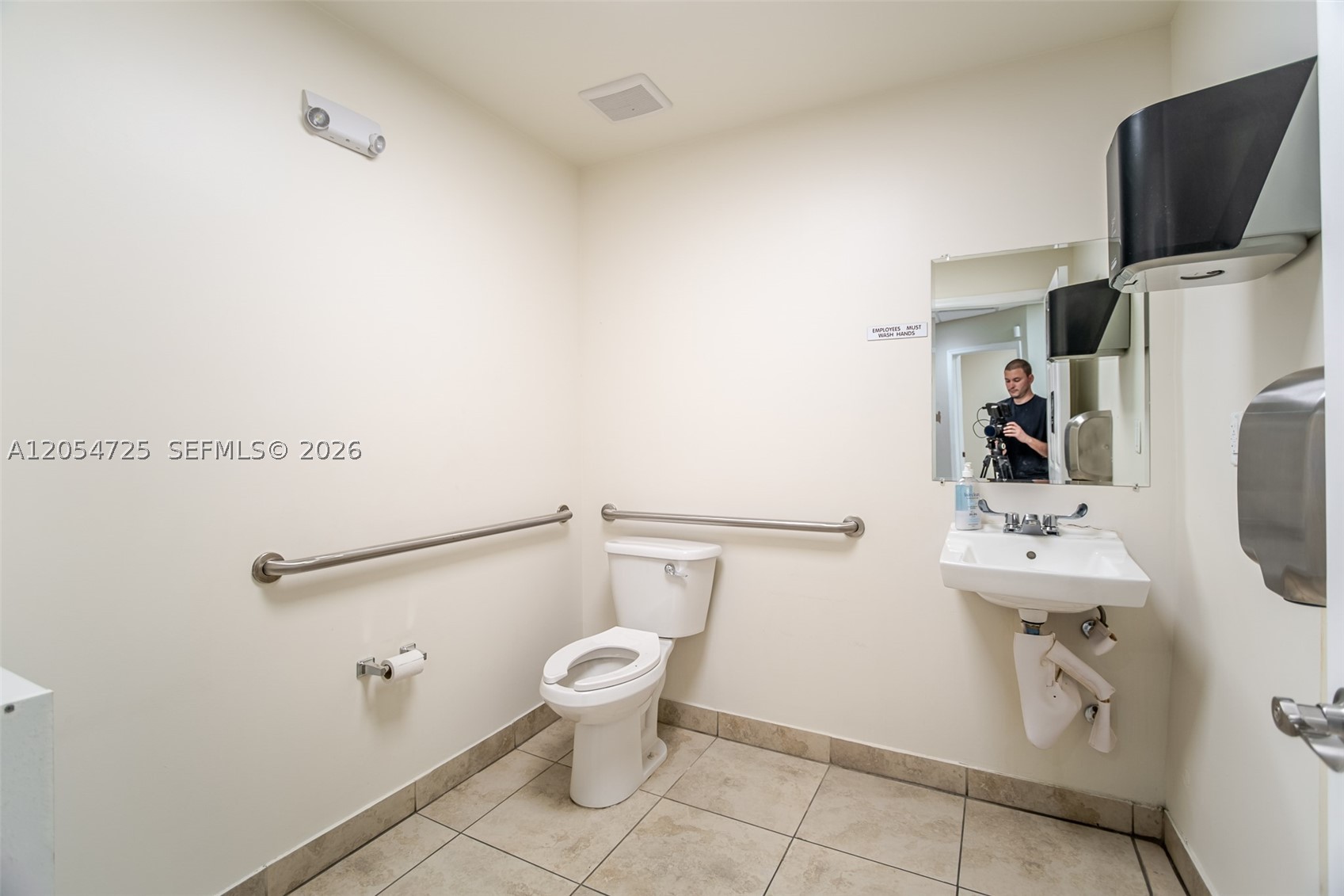 Main image without alt text