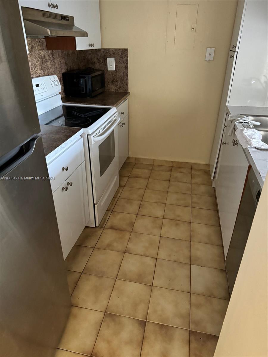 WEST LAKE VILLAGE II COND - Residential Lease