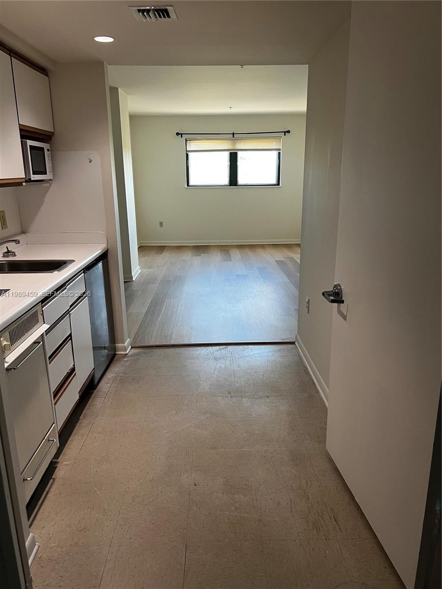 Charming studio in the heart of South Miami, steps away from shops, dinning and public transport. Perfect for city living with easy access to everything. Water, trash, sewer, and maintenance included, parking sports available for a monthly fee. Available now! Easy and rapid approval.