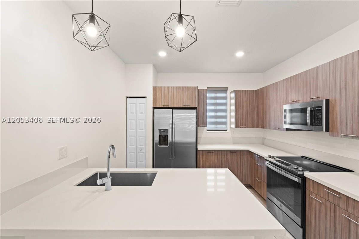DOWNTOWN DORAL SOUTH PHAS - Residential Lease