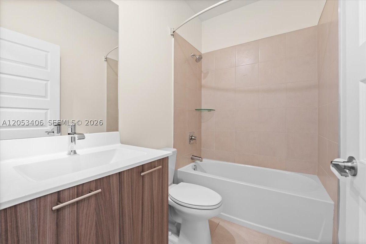 DOWNTOWN DORAL SOUTH PHAS - Residential Lease