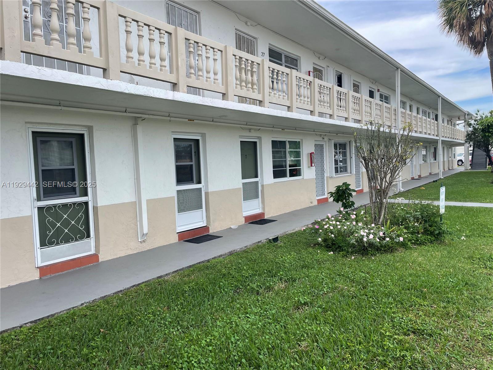 BEAUTIFUL, UPDATED, VERY SPACIOUS DELUXE 1/1 (836 SF), GARDEN APARTMENT ON THE 2ND FLOOR. UPDATED KITCHEN WITH A NEWER STAILESS STEEL APPLIANCES. LARGE BEDROOM WITH PLENTY OF CLOSET'S SPACES. SCREENED-IN BALCONY OVERLOOKING A CANAL AND GREENERY VIEW. HURRICANE SHUTTERS.
COMPLEX OFFER A POOL. EXECERCISE ROOM. CLUB HOUSE. BILLIARDS ROOM SAUNA AND MORE,
CONVENIENTLY LOCATED TO SHOPPING, MAJOR ROADS, PUBLIC TRANSPORTATION AND AVENTURA.