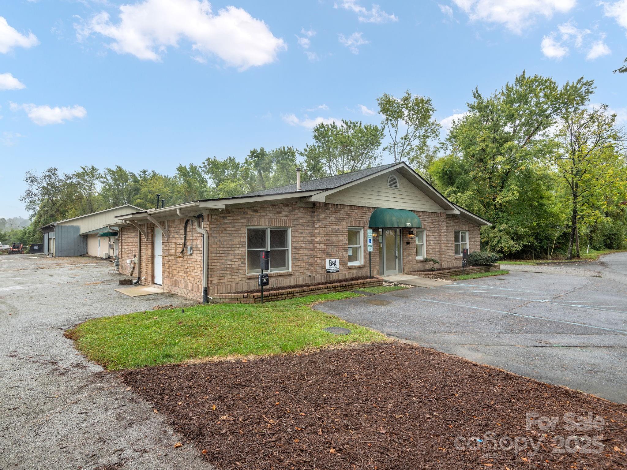An exceptional commercial opportunity in the very heart of downtown Hendersonville, NC. This is a thriving mountain town known for its bustling Main Street, thriving local businesses, vibrant arts scene, award-winning restaurants, and year-round festivals.
This property offers a massive 5,108 sqft of space on 3.43 acres, giving you the flexibility to dream big. Inside, you’ll find 2,000 sqft of newly renovated dedicated office space, and 2 expansive warehouse spaces. Ample on-site parking ensures convenience for employees, customers, or large-scale operations.
Whether you envision a flagship retail destination, event or performance venue, headquarters, or a bold mixed-use redevelopment, this property places you right in the middle of Hendersonville’s momentum. Rarely does such significant square footage become available in a location where business and community thrive side by side