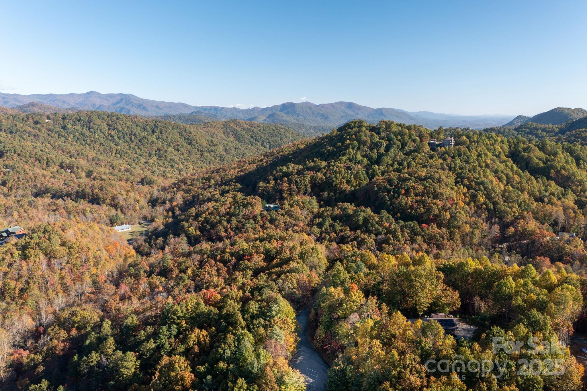 Just listed in Catawba Falls Preserve, a cul-de-sac lot, ideal for a primary residence or vacation mountain escape. Less than 30 minutes from downtown Black Mountain, which features dining, shops, art and more.