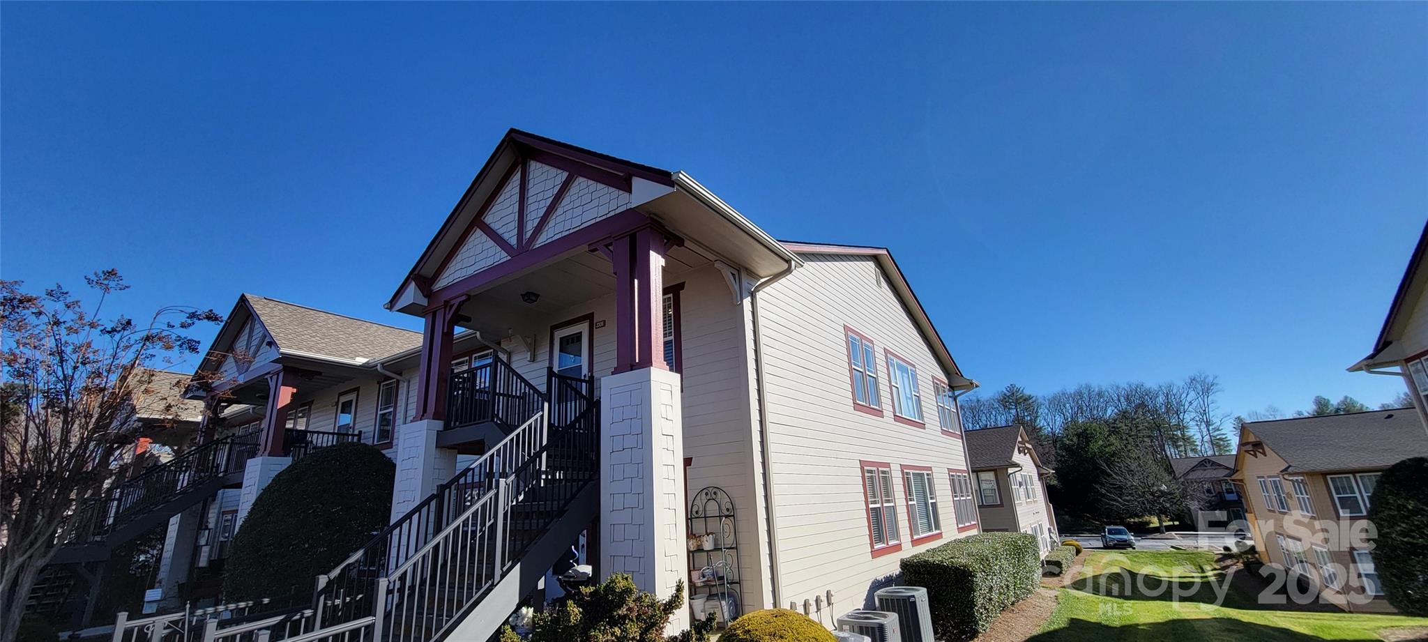 Sought after end unit condo in gated community of Wolfpen. Open and bright floor plan with tons of windows and vaulted ceiliings. Laminate wood floors and a cozy gas log fireplace provide enjoyment when you are not at the clubhouse gym, swimming pool, sports courts, or walking paths. Welcome Home to Wolfpen. 
Seller is offering up to $2,500 towards Buyer's Closing Costs a 1-Year Home Warranty with an acceptable offer.