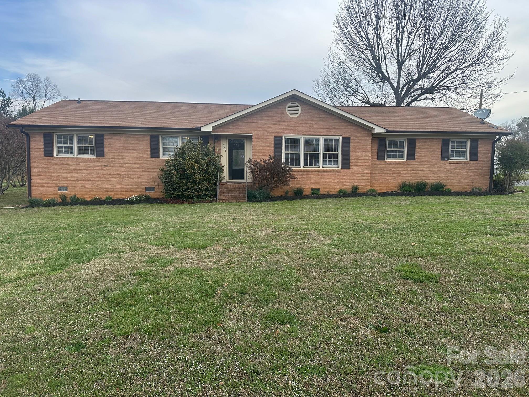 Move-In Ready 3BR/2BA on 0.51 Acres
Well-maintained 3-bedroom, 2-bathroom home on a 0.51-acre fenced lot in a great Chesnee location. This property offers a functional layout, updated features, and a spacious yard perfect for pets, play, or outdoor living. Truly move-in ready with the comfort and convenience buyers are looking for.