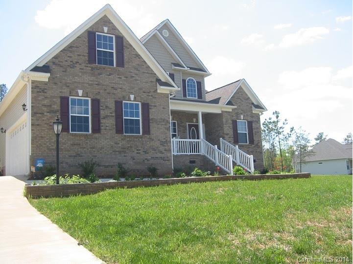 Wonderfull 2 story home! Master on the 1st Floor,Master bath with tub and shower, Bonus room can be a 4 th br,kitchen with gas cook top and double ovens,Great room with Fire Place and vaulted ceiling, 1st floor laundry room, in ground pool with pool house and kitchenet in screened room.