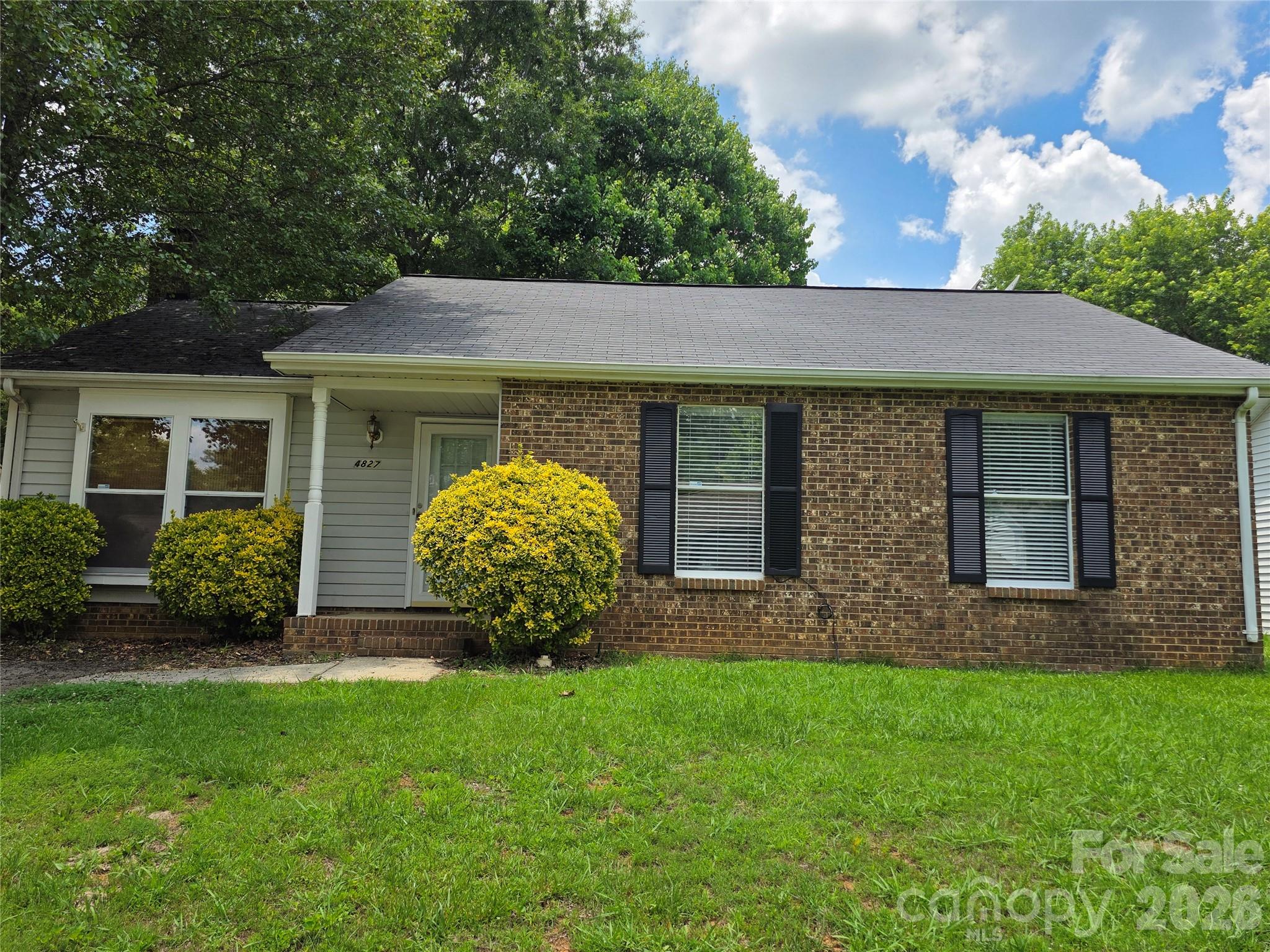 What a cozy 3 bedroom house with a functional layout. The location is very convenience to commute about 9 miles to center city minutes to Independence Blvd and University Area. House with level backyard and no HOA.
Don't let this property passes you by!