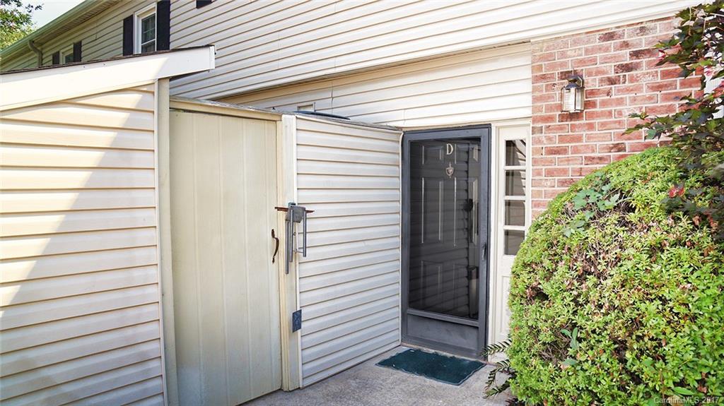 Beautiful Condo in South Park Area, Convenient to Family Fitness Center and Shopping. New Paint & New Carpet, New Fixtures. Updated Bathrooms, Storage Room Attached, Large Outdoor Patio. Minutes to Light Rail Station.
No Showings before Saturday July 1.
